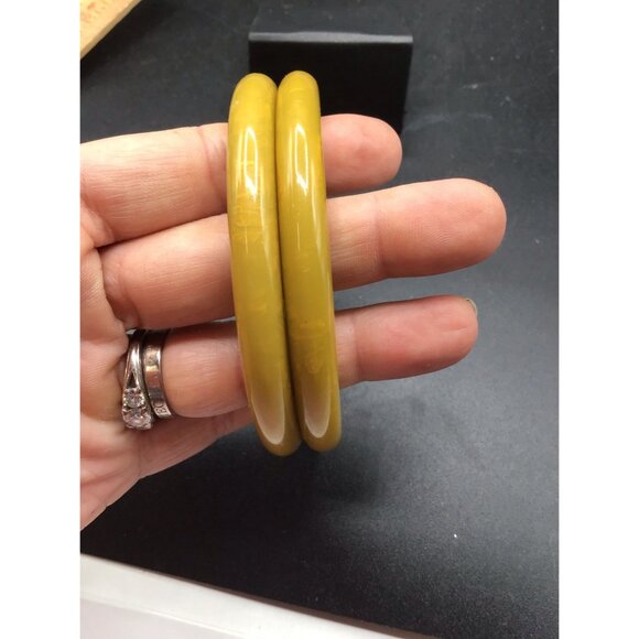 Vintage Stack Bracelets Bakelite Bangles Pair of Yellow Green Early Plastic Thin - Picture 6 of 6